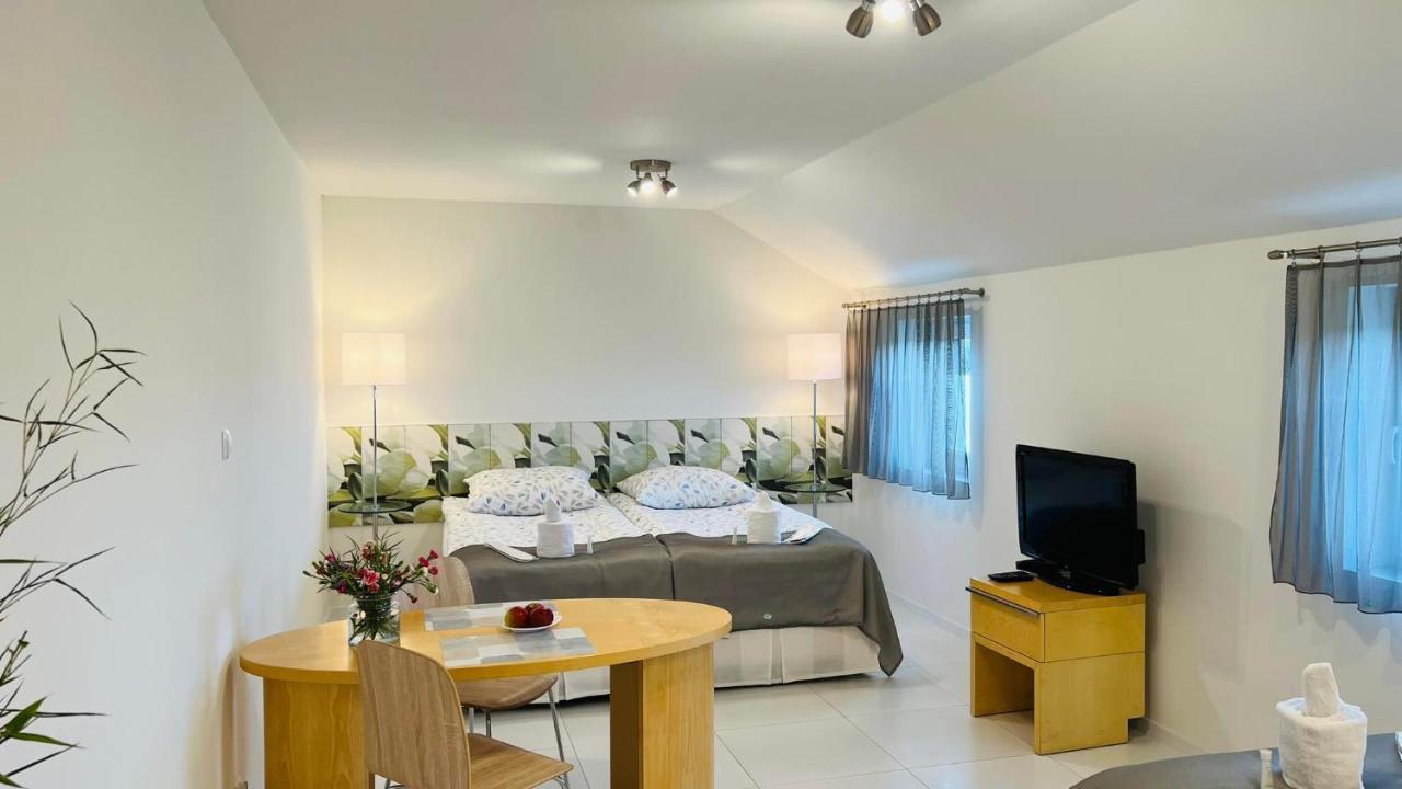 Azyl Hotel Легница Екстериор снимка