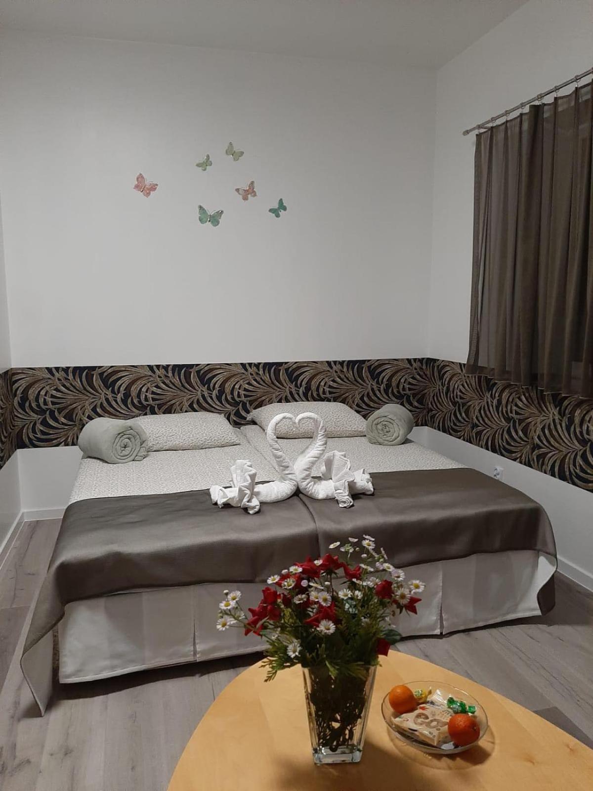Azyl Hotel Легница Екстериор снимка