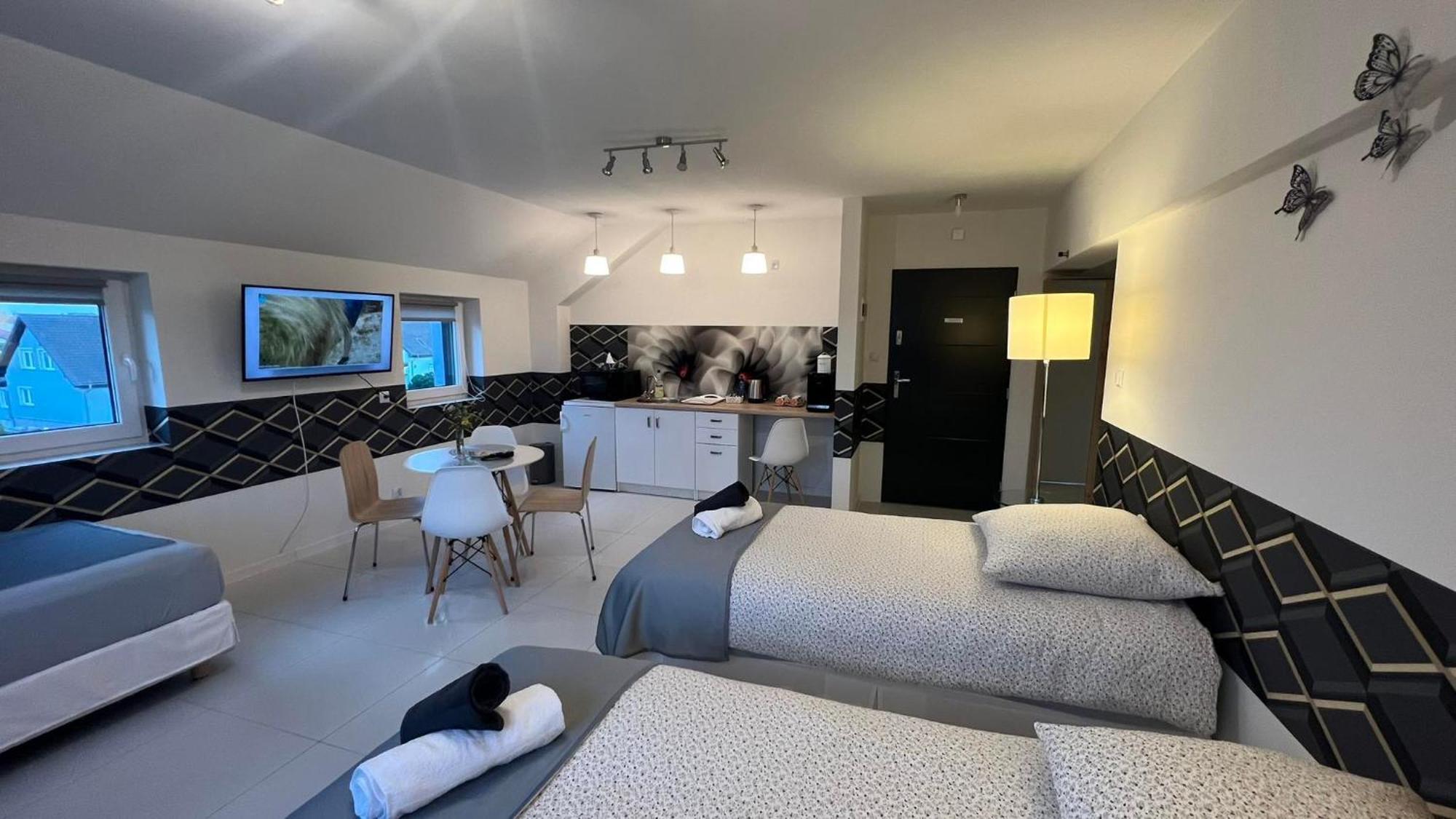 Azyl Hotel Легница Екстериор снимка