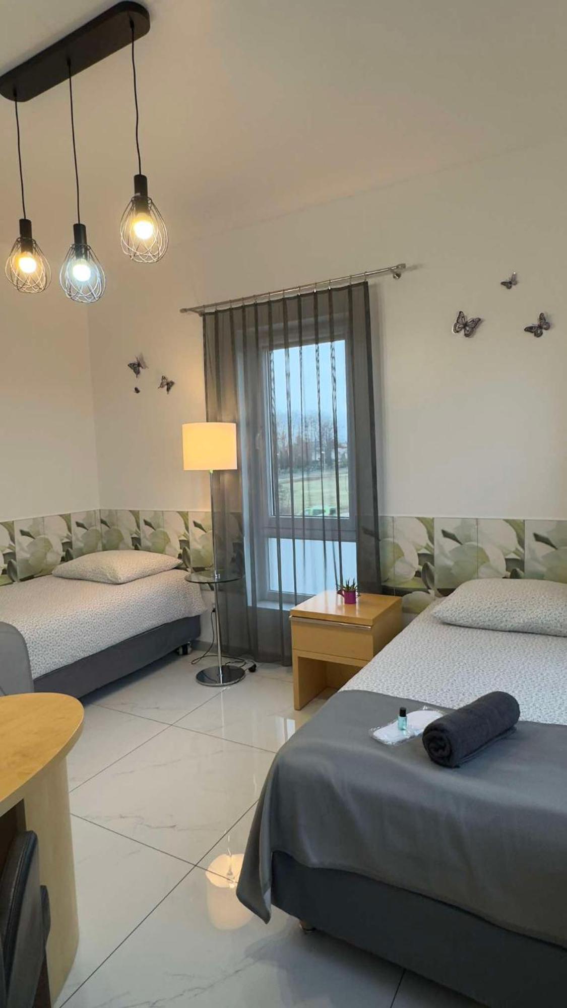Azyl Hotel Легница Екстериор снимка