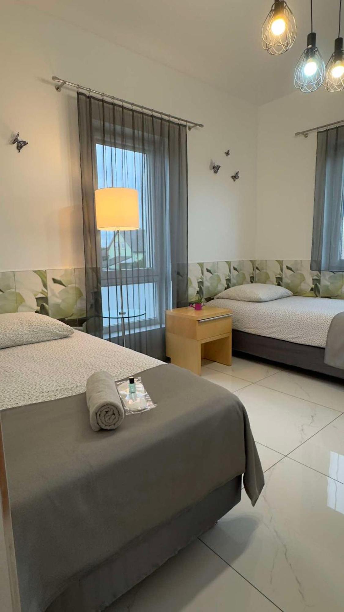 Azyl Hotel Легница Екстериор снимка