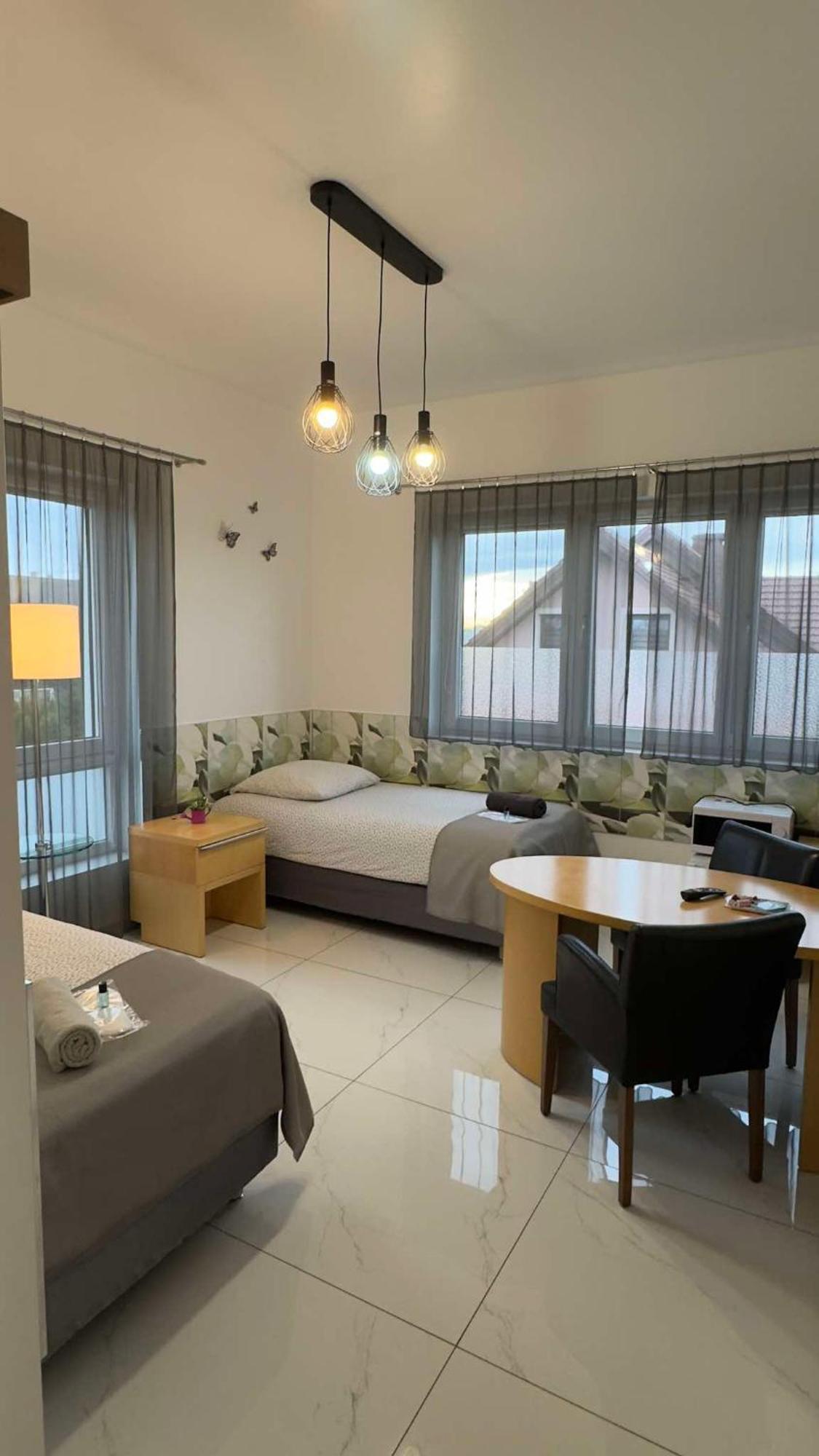 Azyl Hotel Легница Екстериор снимка