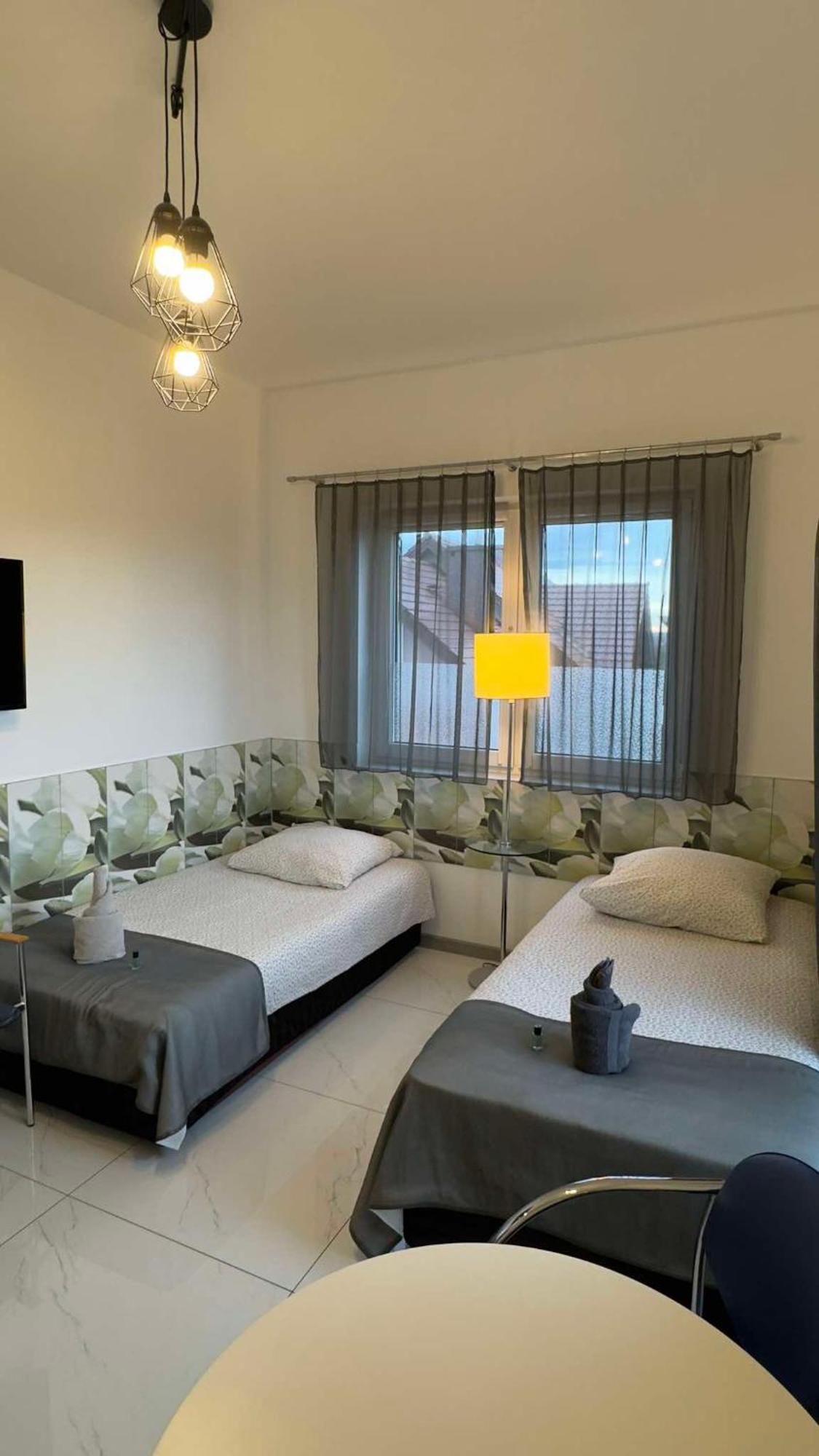 Azyl Hotel Легница Екстериор снимка